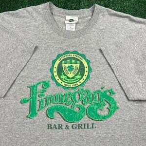 VTG Universal Studios T-Shirt Men's XL Gray Finnegan's Bar & Grill Cotton Blend